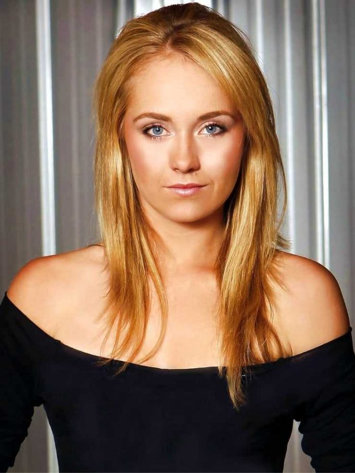34 Amber Marshall Nude Pictures Make Her A Wondrous Thing 26