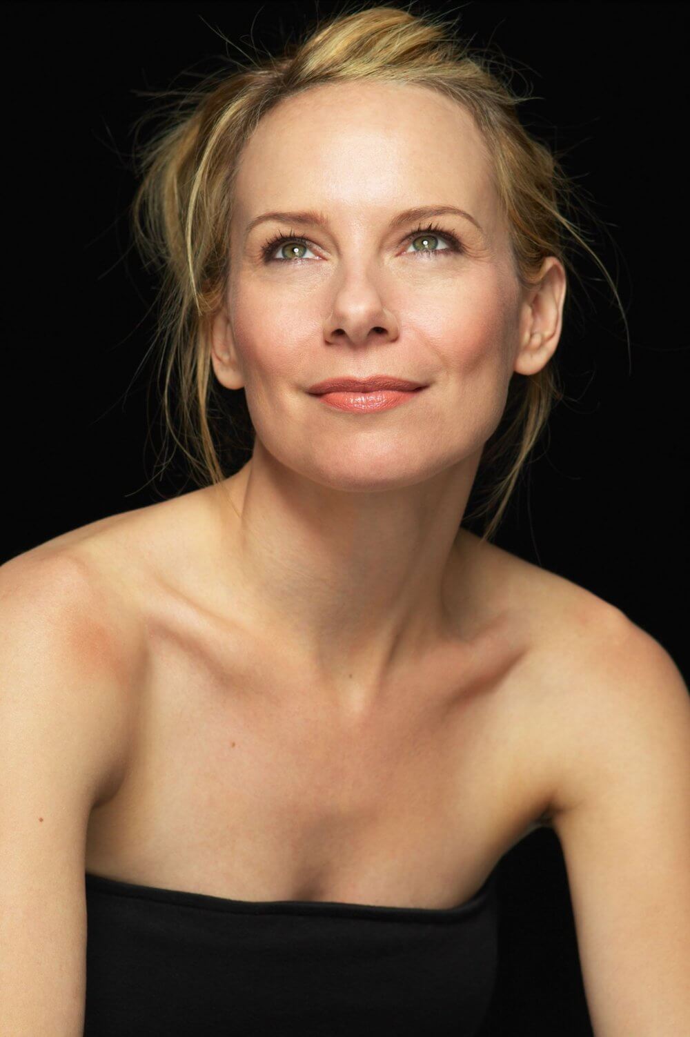 Amy Ryan hot cleavage pic