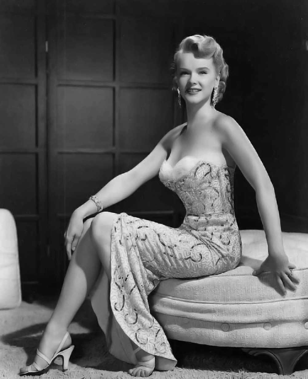 Anne Francis hot look pics.