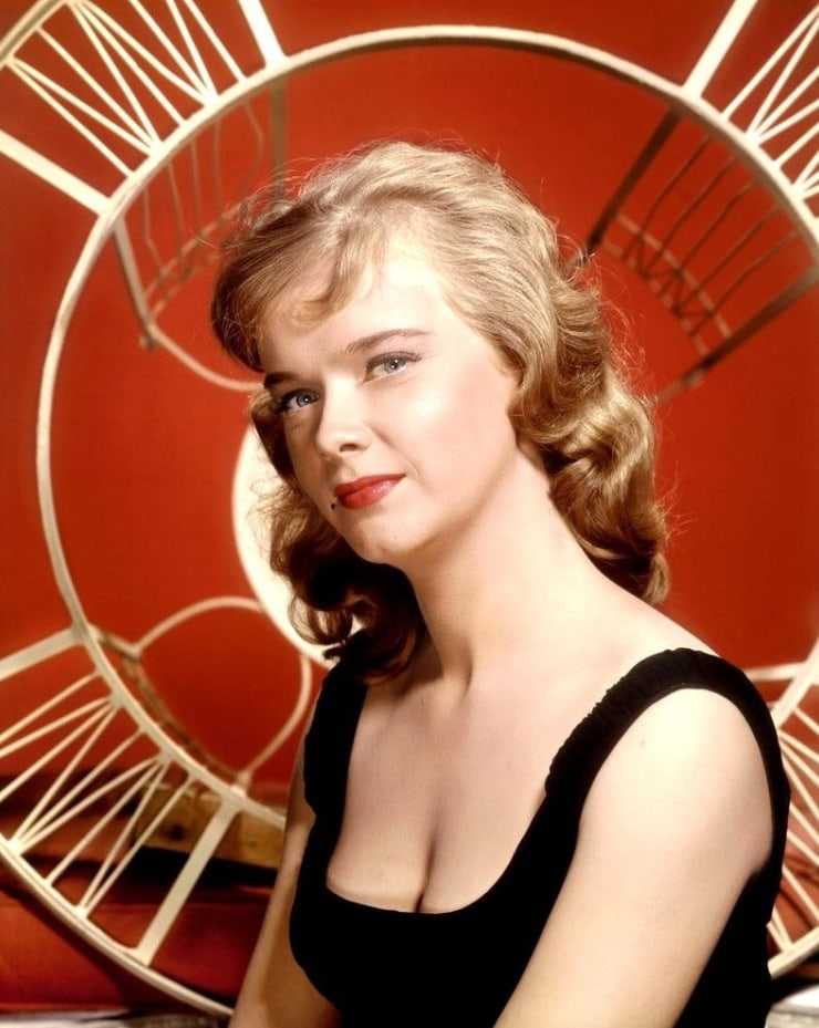 Anne Francis sexy cleavage pics
