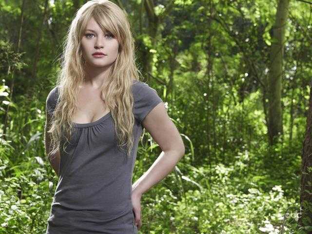 45 Sexy and Hot Emilie de Ravin Pictures – Bikini, Ass, Boobs 24