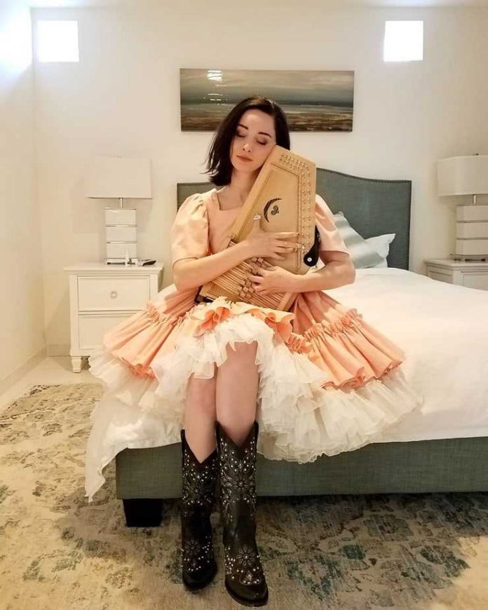 52 Emma Dumont Nude Pictures Which Make Her A Work Of Art 21
