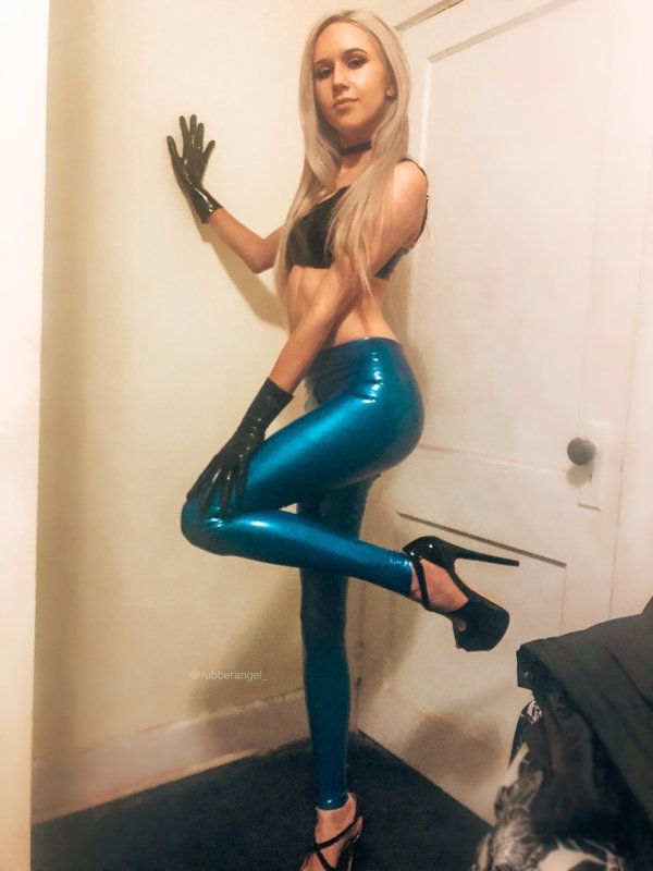 30+ Sexy Girls In Latex And Leather 10