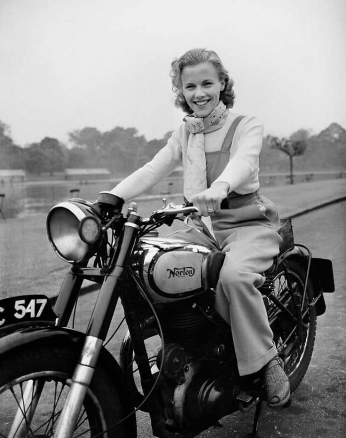 51 Hottest Honor Blackman Big Butt Pictures Which Are Incredibly Bewitching 539