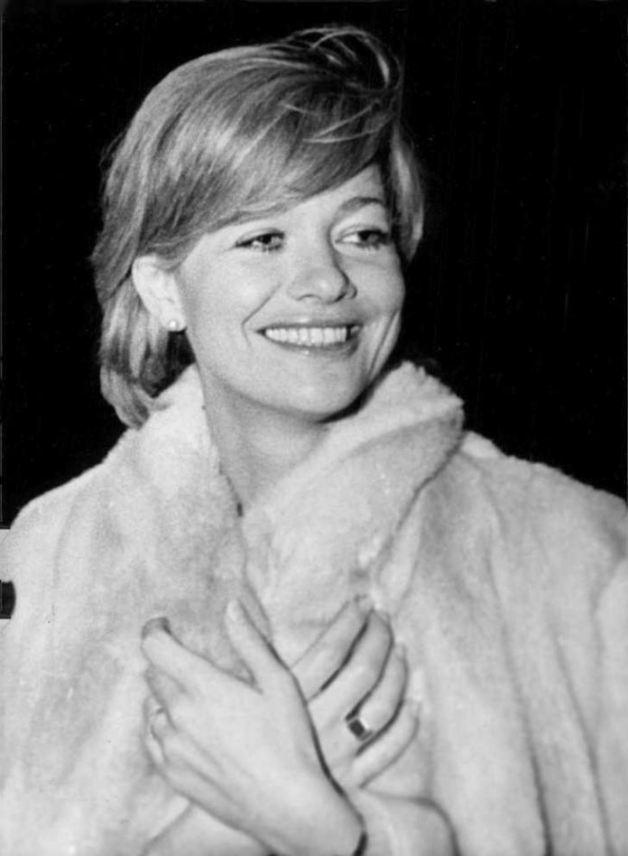 49 Judy Geeson Nude Pictures Brings Together Style, Sassiness And Sexiness 27
