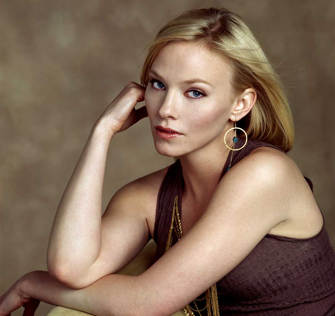 Kelli Giddish sexy side pictures