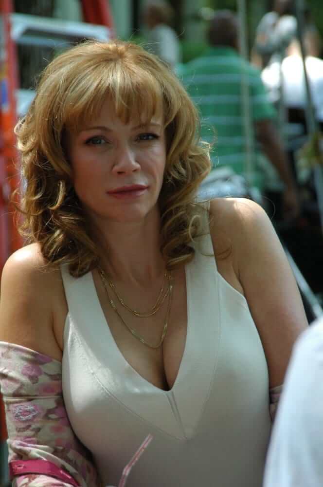 Lauren Holly sexy busty pics