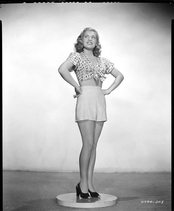 51 Sexy Lizabeth Scott Boobs Pictures Which Will Make You Succumb To Her 5