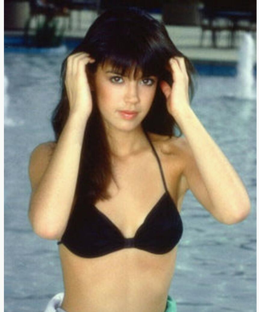 Phoebe Cates sexy cleavages pictures