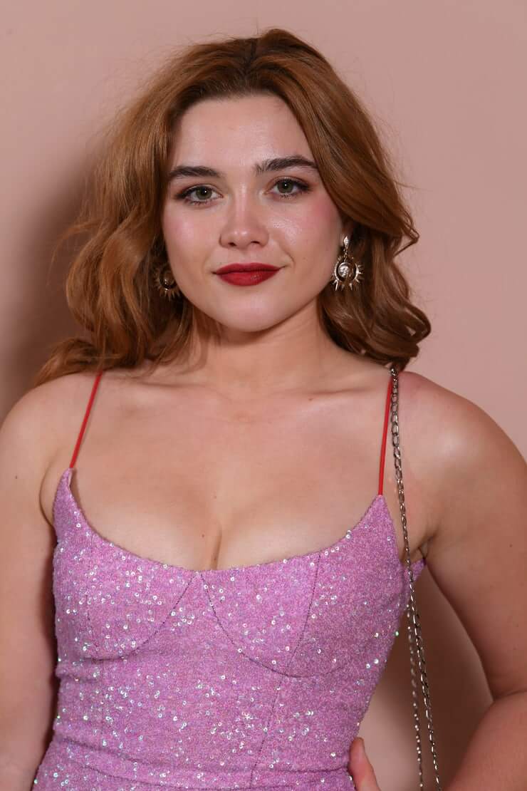 Florence Pugh sexy cleavage
