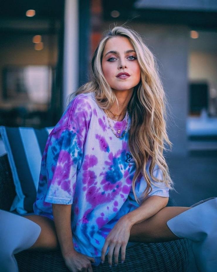 60+ Hot Pictures Anne Winters – 13 Reasons Why Actress 3