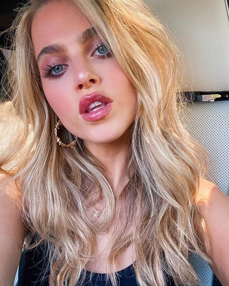 60+ Hot Pictures Anne Winters – 13 Reasons Why Actress 23
