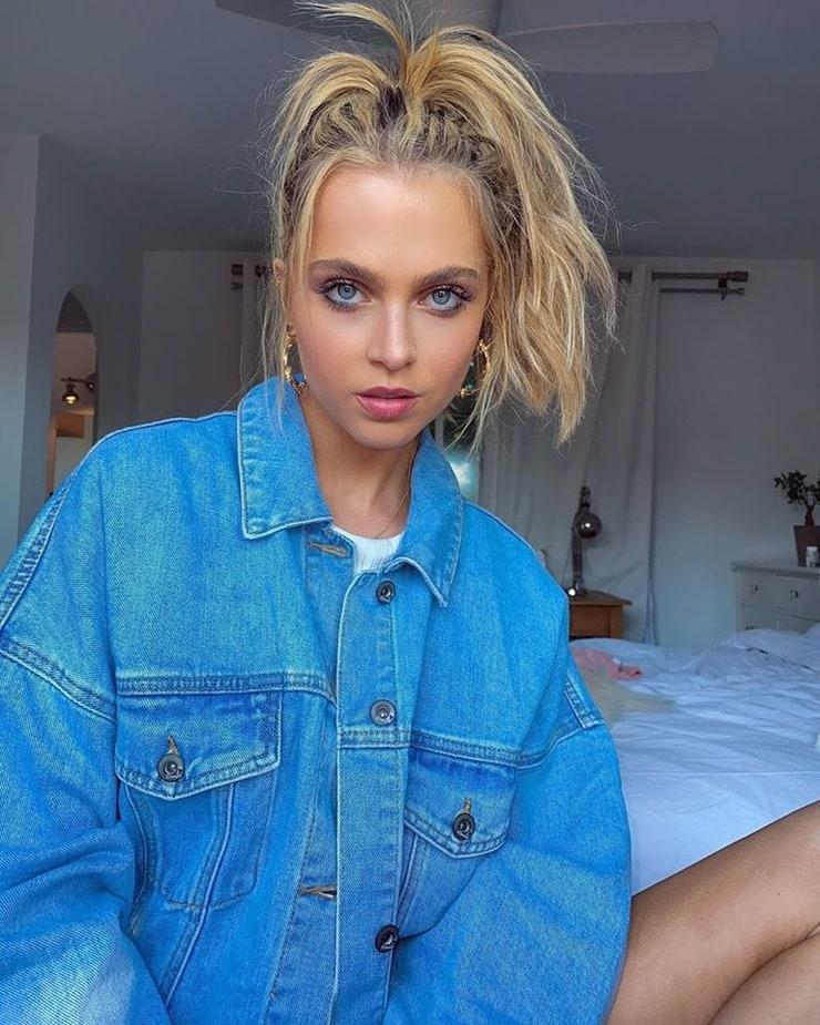 60+ Hottest Anne Winters Boobs Pictures Are Sure To Leave You Baffled 40