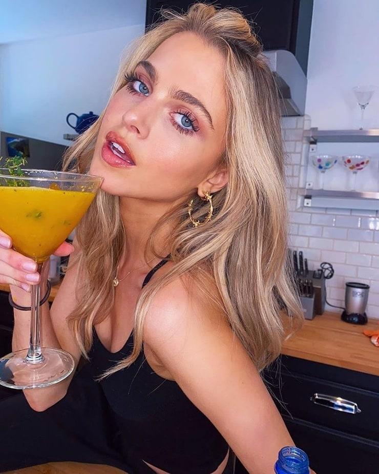 60+ Hot Pictures Anne Winters – 13 Reasons Why Actress 26