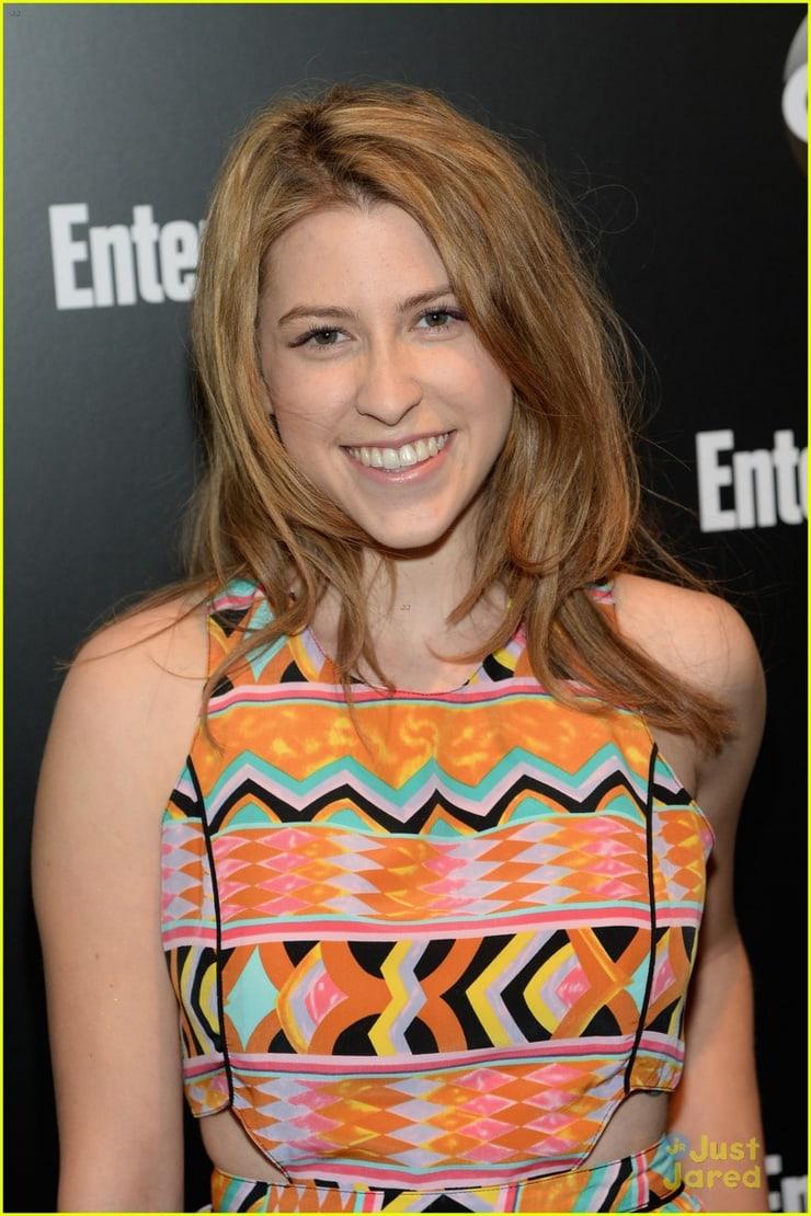 60+ Sexy Eden Sher Boobs Pictures Which Get You Addicted To Her Sexy Body 10