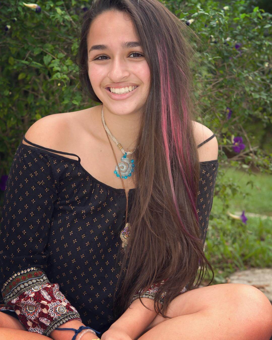 jazz jennings hot cleavage picture