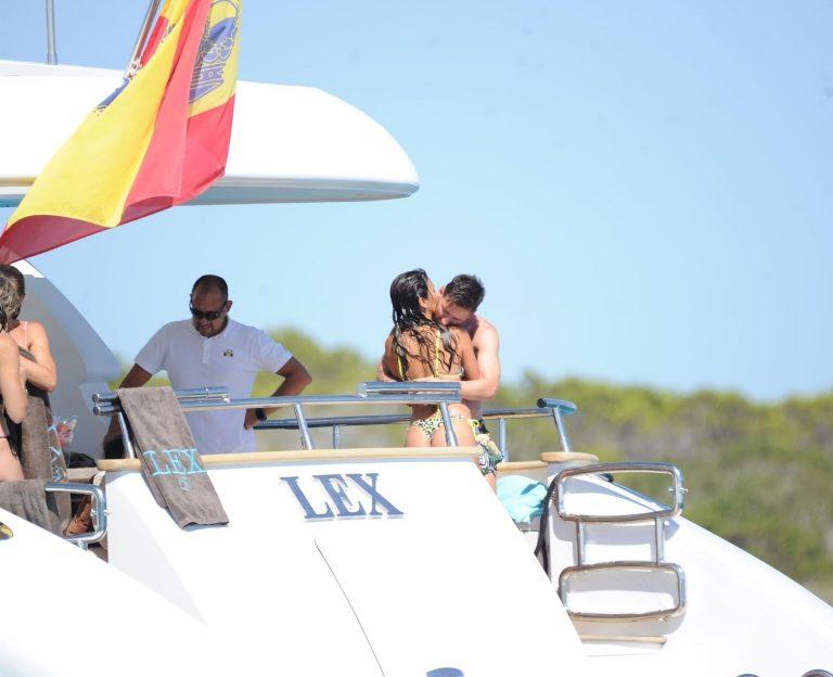 Lionel Messi and Antonela Roccuzzo Enjoys Holiday In Ibiza (20 Pics) 18