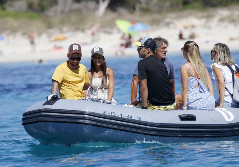 Lionel Messi and Antonela Roccuzzo Enjoys Holiday In Ibiza (20 Pics) 19