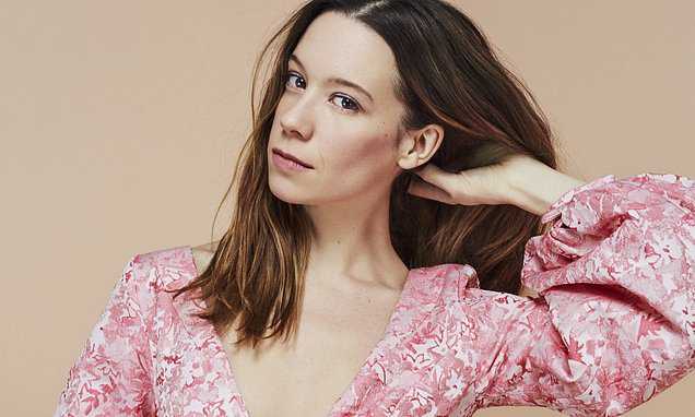 42 Chloe Pirrie Nude Pictures Flaunt Her Well-Proportioned Body 21