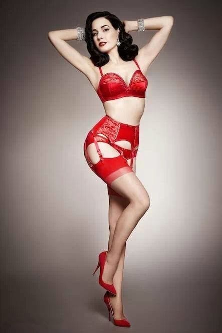 52 Dita Von Teese Nude Pictures Flaunt Her Well-Proportioned Body 34