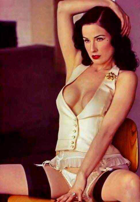 52 Dita Von Teese Nude Pictures Flaunt Her Well-Proportioned Body 22