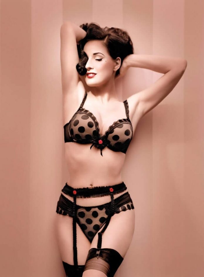 52 Dita Von Teese Nude Pictures Flaunt Her Well-Proportioned Body 7