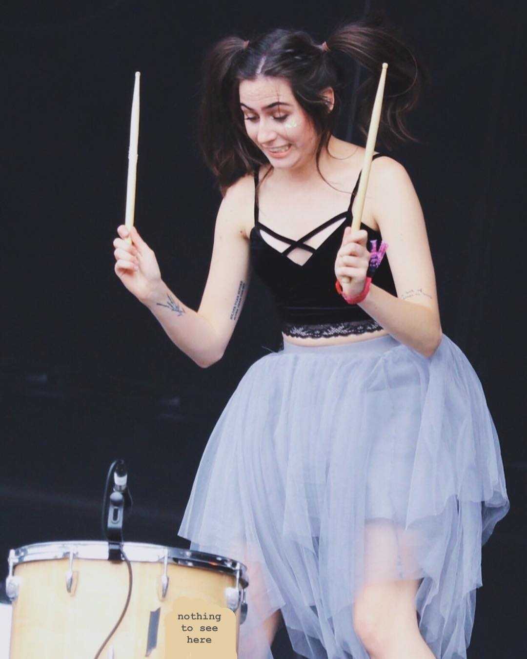 51 Hottest Dodie Big Butt Pictures Demonstrate That She Has Most Sweltering Legs 26
