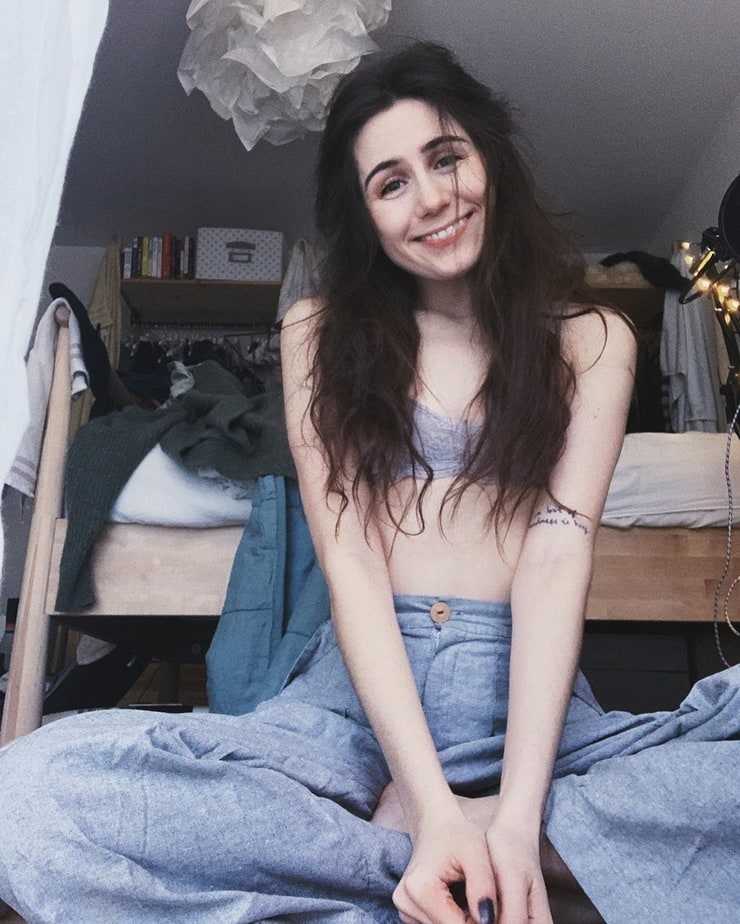 51 Hottest Dodie Big Butt Pictures Demonstrate That She Has Most Sweltering Legs 599