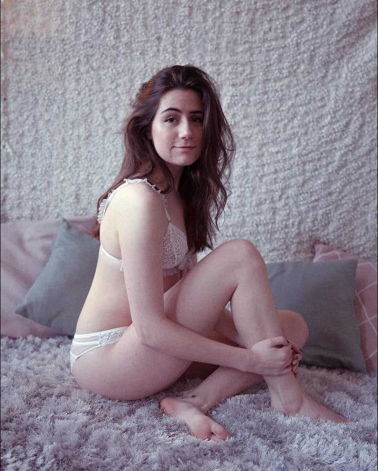 51 Hottest Dodie Big Butt Pictures Demonstrate That She Has Most Sweltering Legs 6