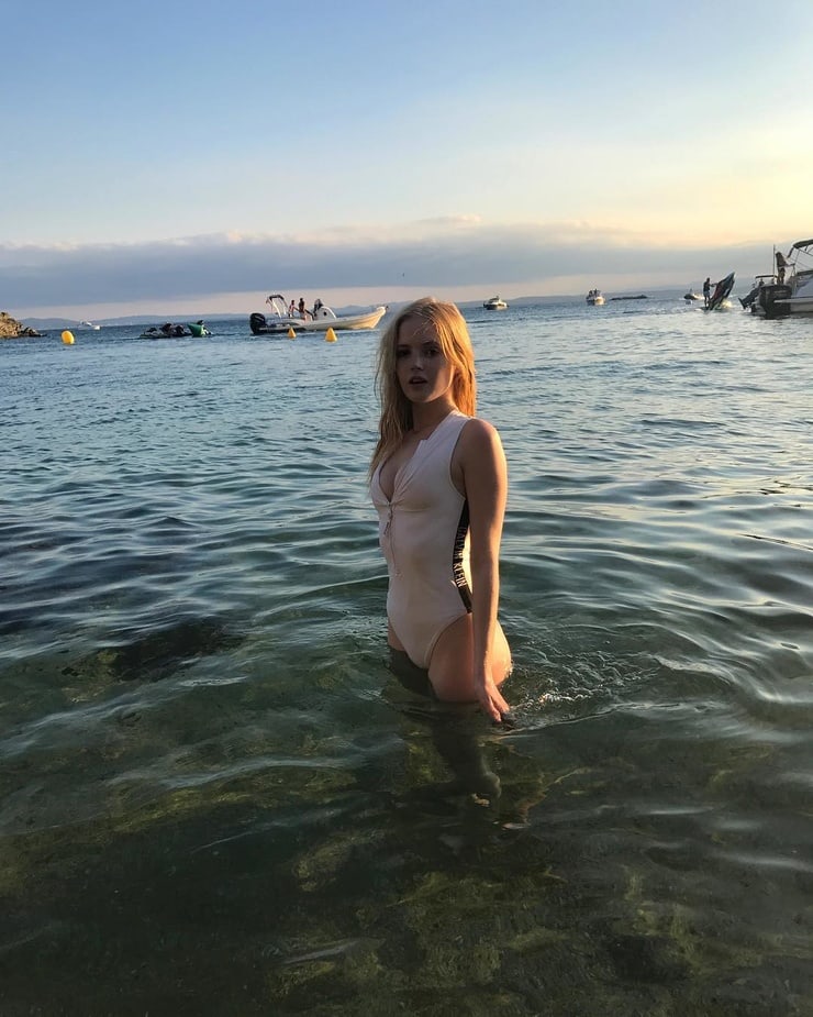 49 Ellie Bamber Nude Pictures Will Drive You Quickly Captivated With This Attractive Lady 44
