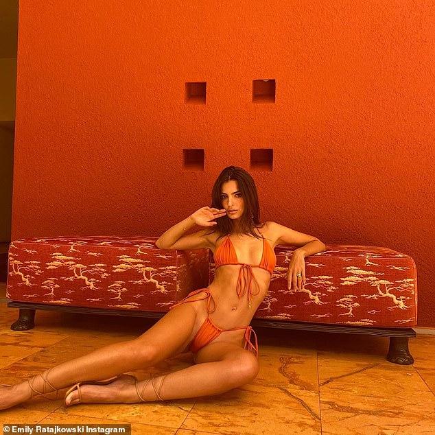 Emily Ratajkowski Flaunts Her Figure In Stain Bikini 4
