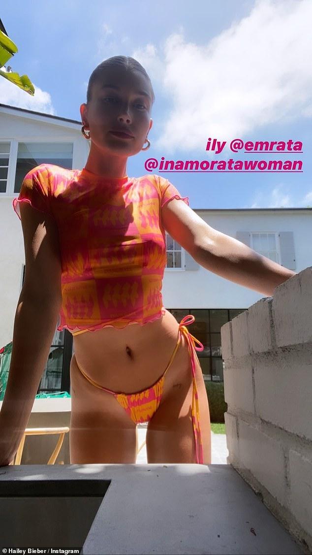 Emily Ratajkowski Flaunts Her Figure In Stain Bikini 7