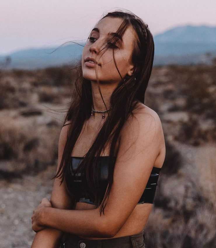 51 Sexy Emma Chamberlain Boobs Pictures Will Leave You Stunned By Her Sexiness 21
