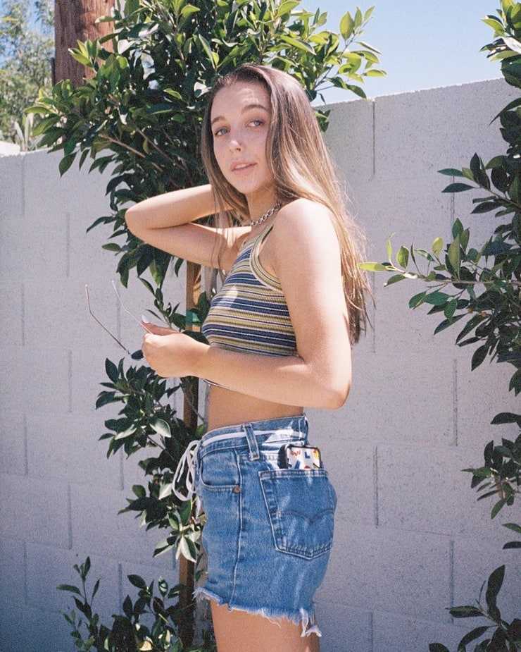 51 Sexy Emma Chamberlain Boobs Pictures Will Leave You Stunned By Her Sexiness 28