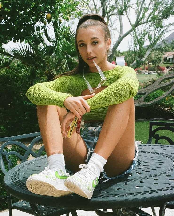 51 Hottest Emma Chamberlain Big Butt Pictures Which Will Make You Slobber For Her 38