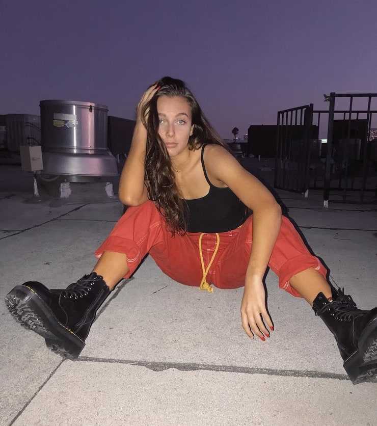 51 Sexy Emma Chamberlain Boobs Pictures Will Leave You Stunned By Her Sexiness 19