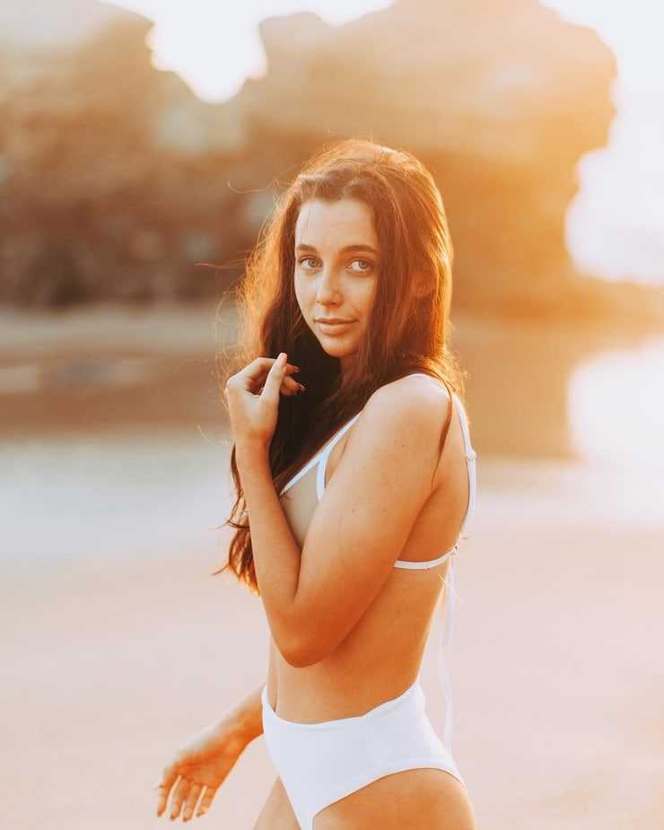 51 Sexy Emma Chamberlain Boobs Pictures Will Leave You Stunned By Her Sexiness 613