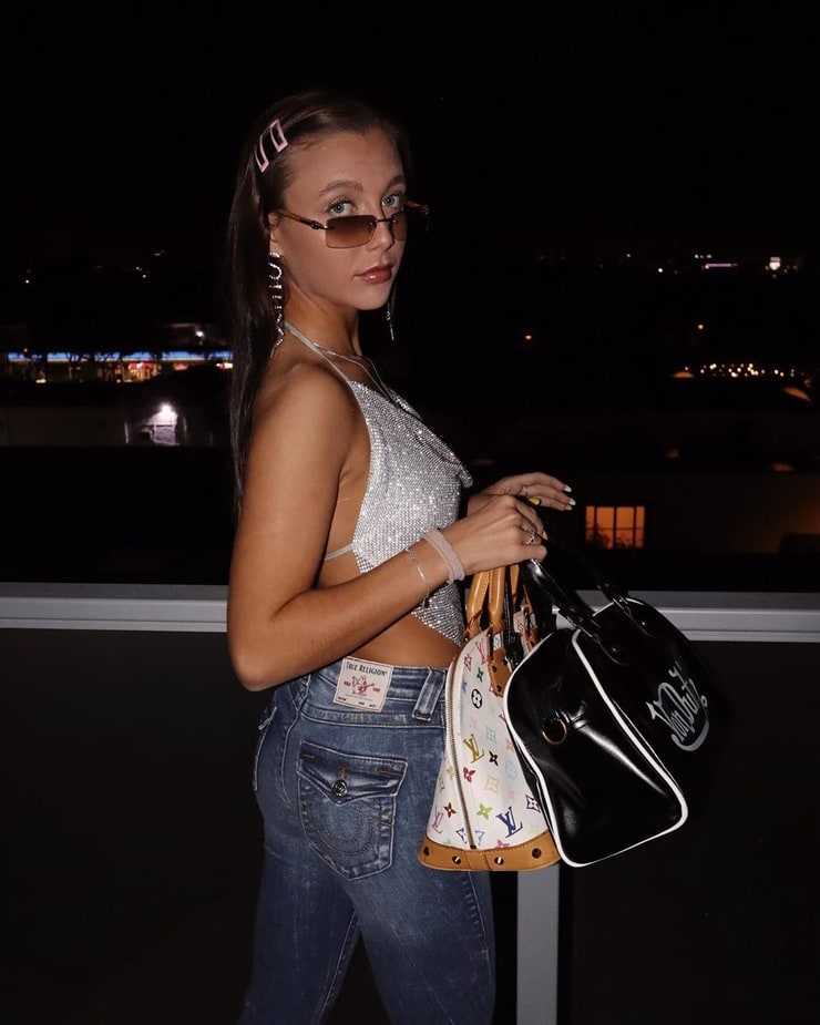 51 Hottest Emma Chamberlain Big Butt Pictures Which Will Make You Slobber For Her 14