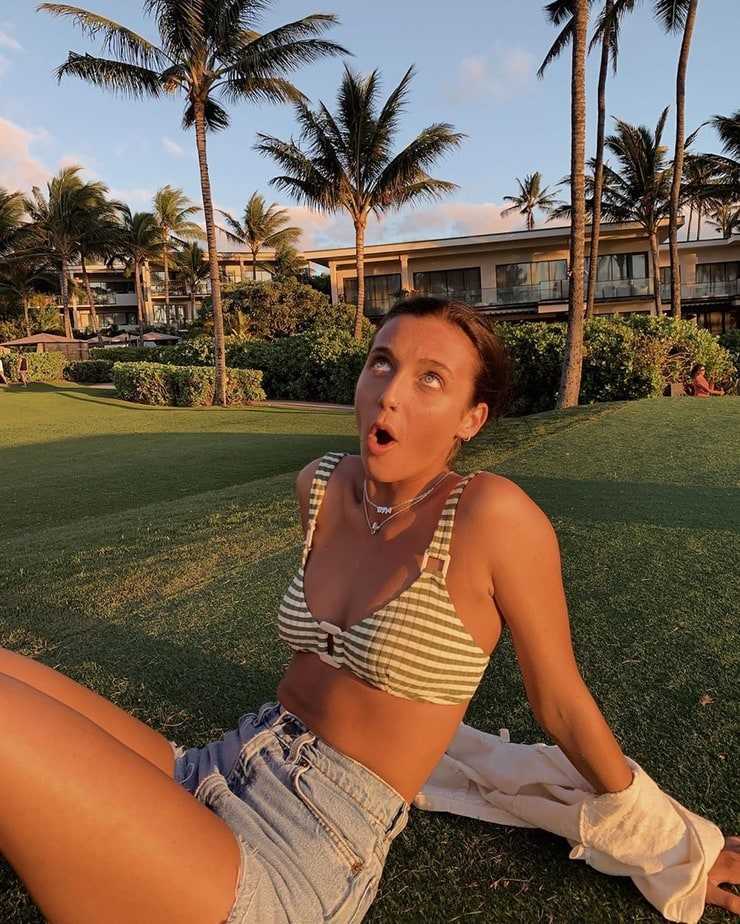 51 Sexy Emma Chamberlain Boobs Pictures Will Leave You Stunned By Her Sexiness 649