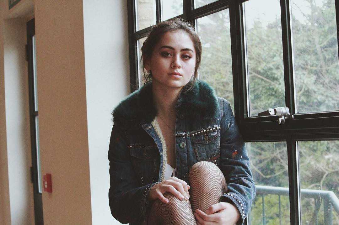 51 Sexy Jasmine Thompson Boobs Pictures Are Sure To Leave You Baffled 86