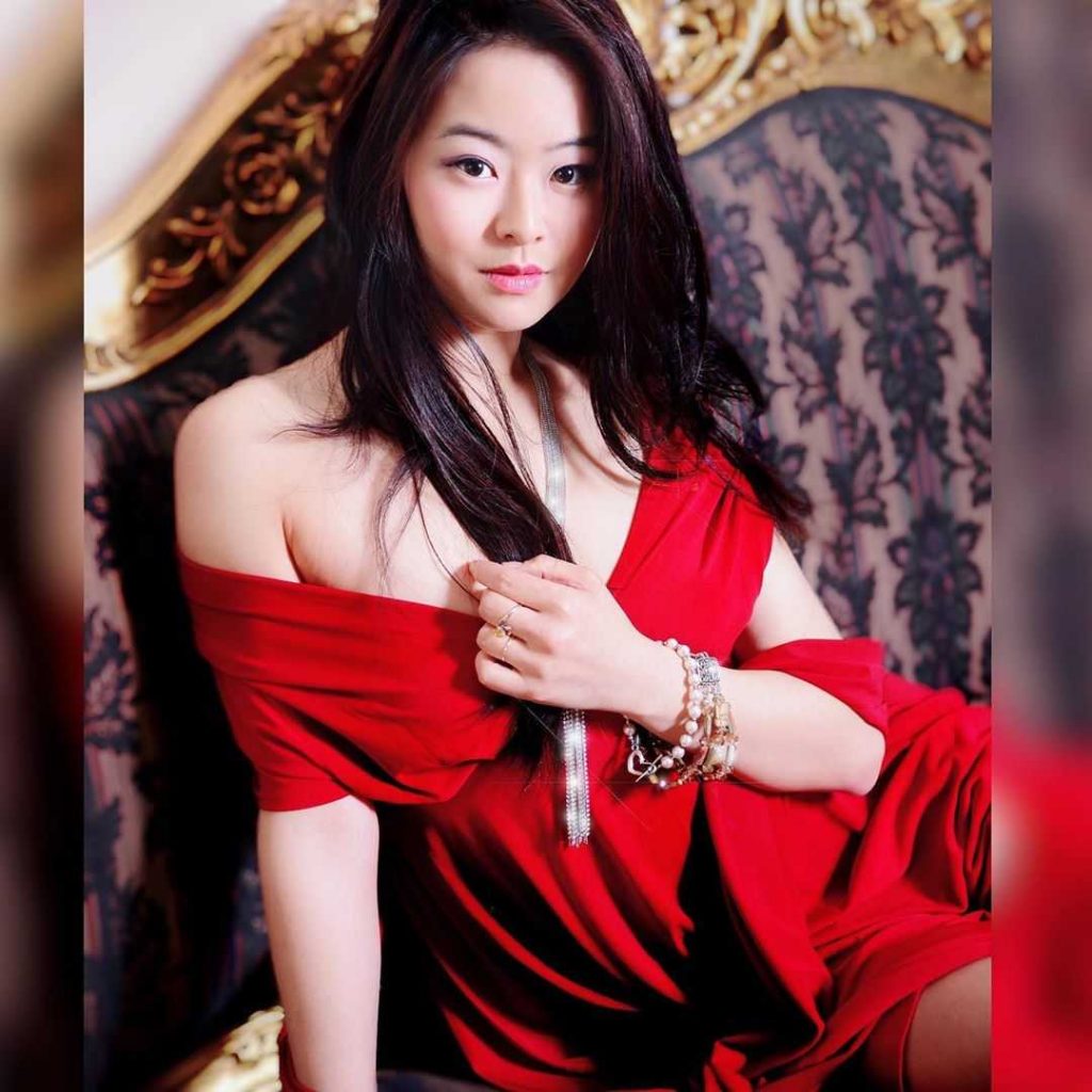 49 Julia Ling Nude Pictures Can Make You Submit To Her Glitzy Looks 6