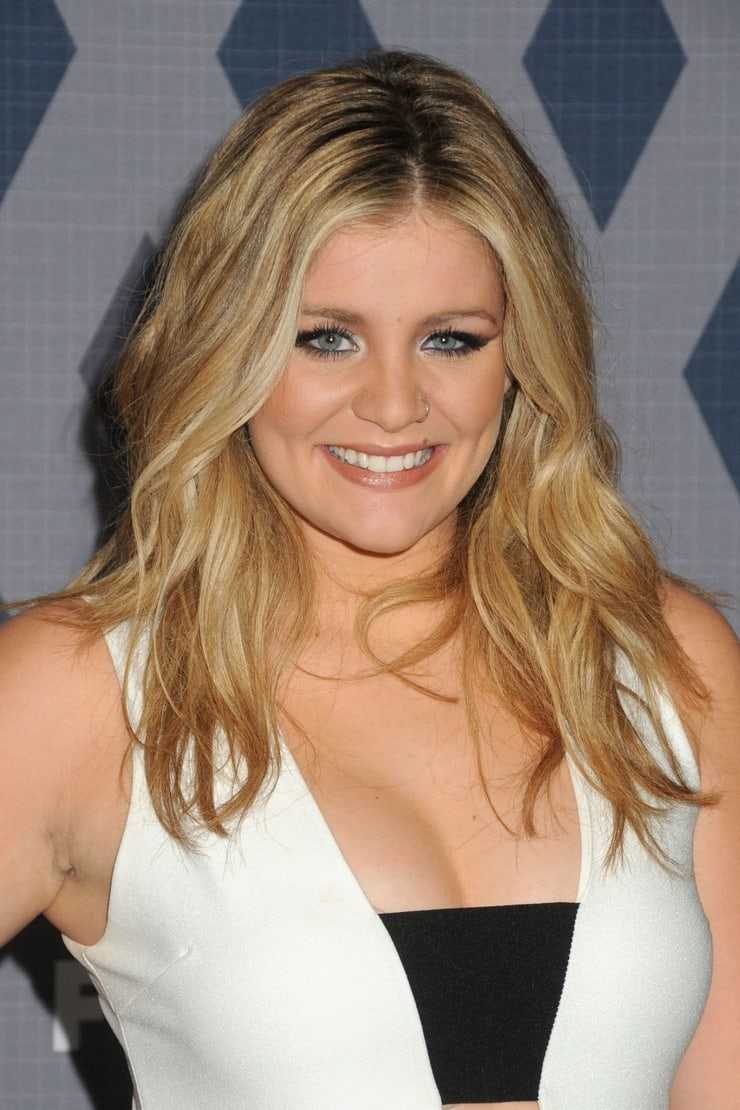 51 Sexy Lauren Alaina Boobs Pictures Uncover Her Awesome Body 35