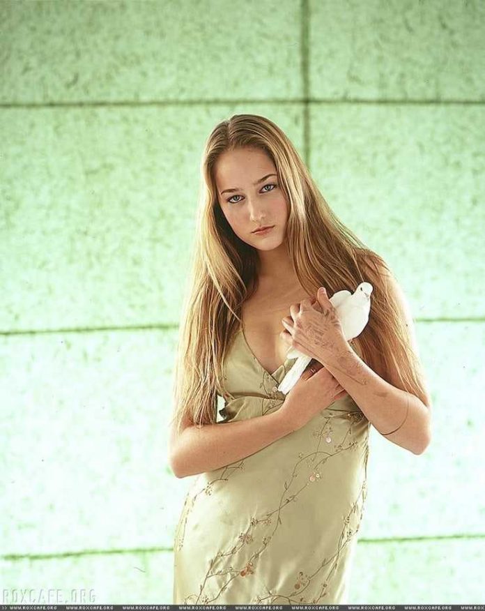 52 Leelee Sobieski Nude Pictures Which Will Cause You To Succumb To Her 28