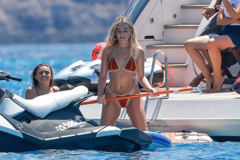 Perrie Edward Looks Stunning On Yacht In Ibiza (21 Pics) 4