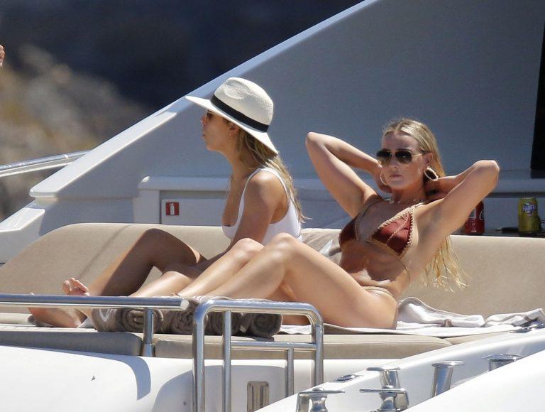 Perrie Edward Looks Stunning On Yacht In Ibiza (21 Pics) 19