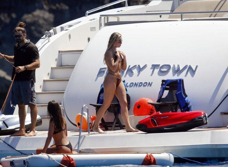 Perrie Edward Looks Stunning On Yacht In Ibiza (21 Pics) 6