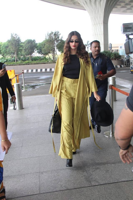 Sonam Kapoor Snapped At Airport 19