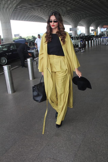 Sonam Kapoor Snapped At Airport 7