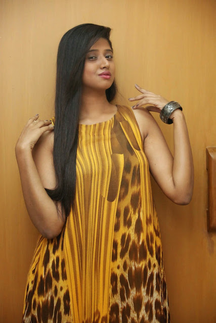 Shalini Telugu Cute Actress Latest Pics In Sleeveless 15
