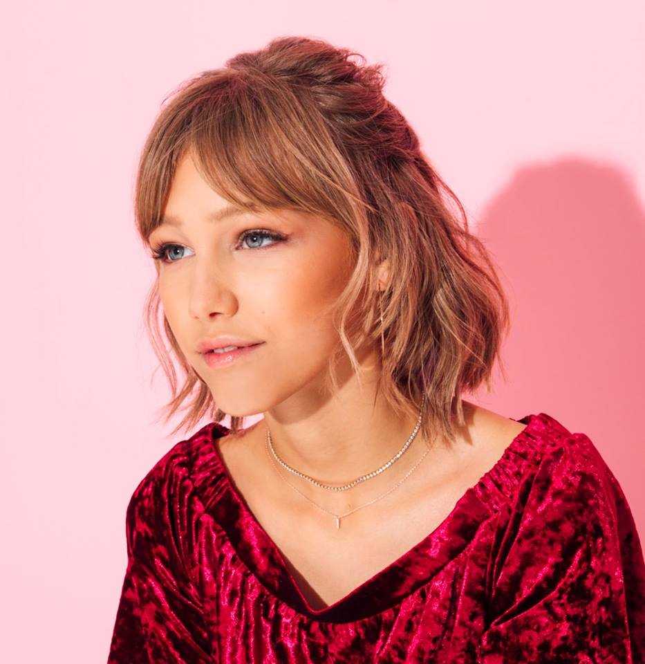 51 Hottest Grace VanderWaal Big Butt Pictures Which Will Make You Swelter All Over 33
